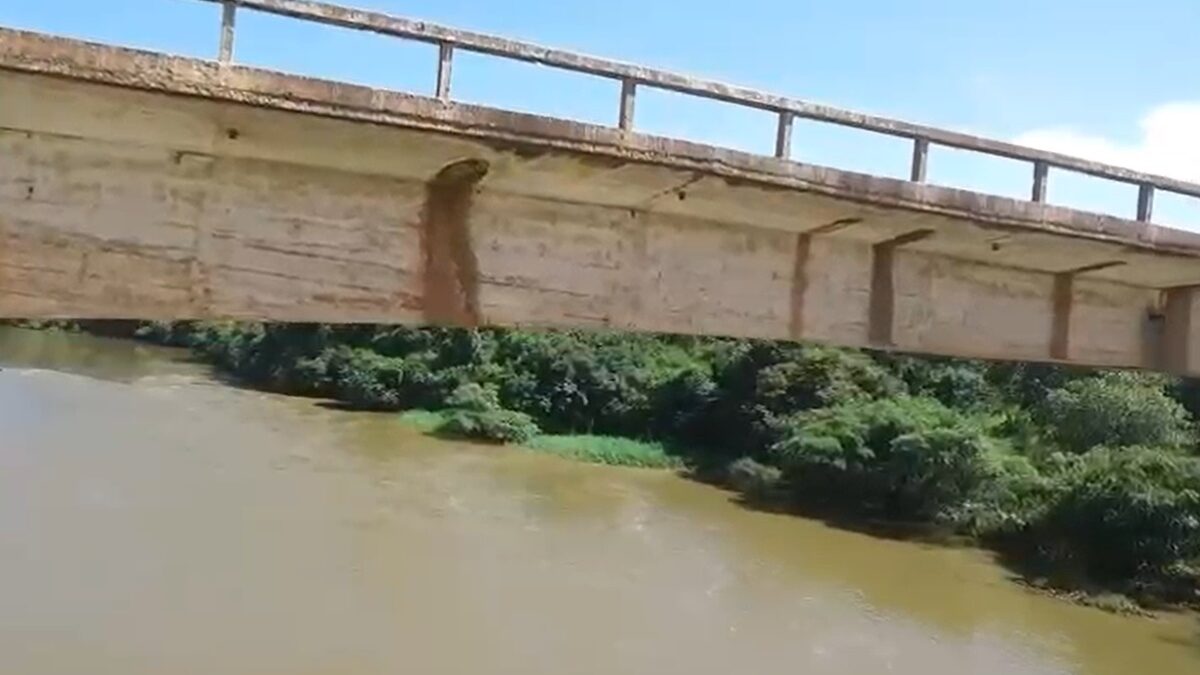 Bombeiros avaliam estado da ponte sobre Rio das Almas, em Nova Glória
