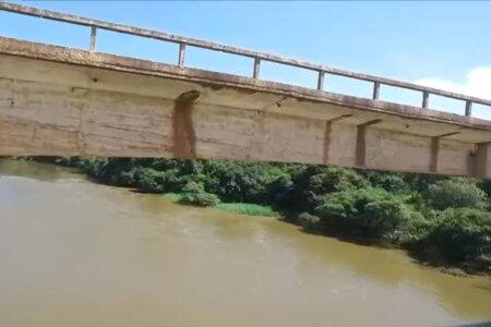 Bombeiros avaliam estado da ponte sobre Rio das Almas, em Nova Glória