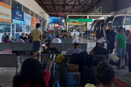 Imagem colorida mostra a rodoviária de Goiânia repleta de passageiros.