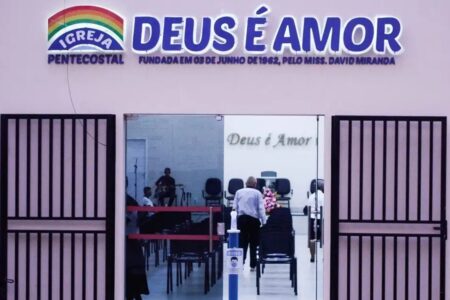 Igreja Deus é Amor é acusada de racismo ao proibir penteados afro Após críticas, denominação pediu desculpas e alegou erro