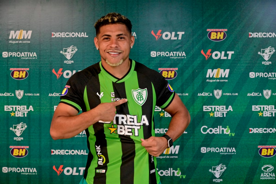Vítor Jacaré com a camisa do América-MG