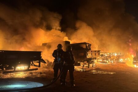 Incêndio em indústria metalúrgica de Ceres deixa 12 caminhões danificados