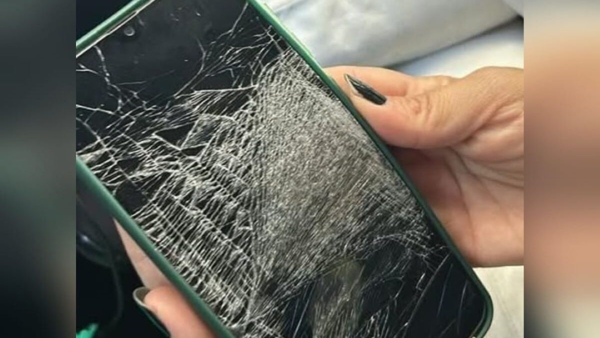 Imagem de um celular com a tela quebrada