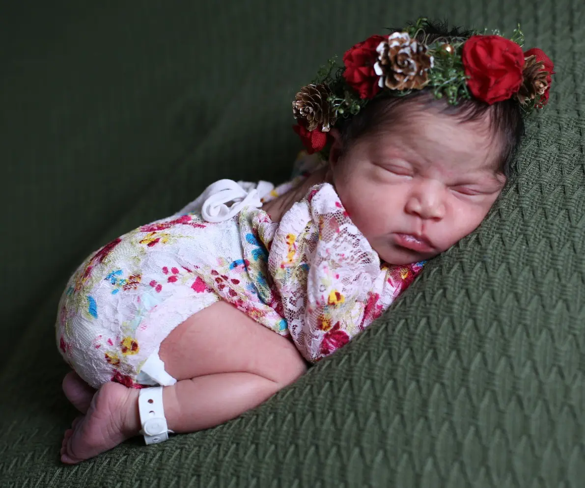 Hospital Estadual de Luziânia realiza ensaio fotográfico natalino com recém-nascidos