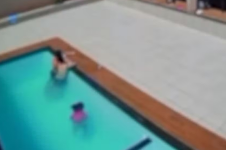 Imagem colorida mostra uma menina afogada dentro de uma piscina e outro homem na borda conversando com outras pessoas.