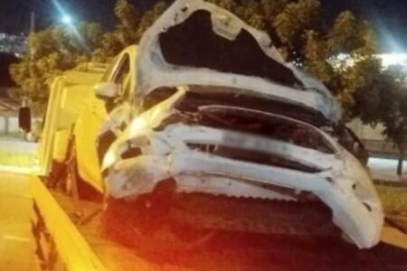 Mulher e criança são atropeladas após motorista desviar de carro que fez conversão errada, em Goiânia