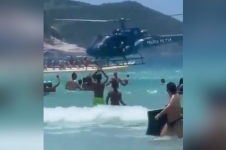 Policial deixou fuzil cair no mar (Foto: Reprodução/X)