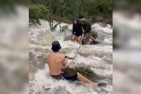 Cabeça d'água invade trilha na Chapada dos Veadeiros