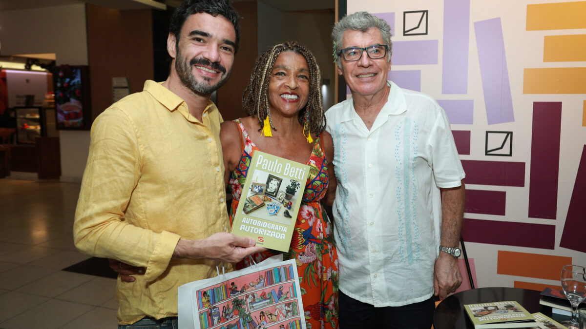Paulo Betti recebe famosos durante lançamento de seu livro no Rio de Janeiro