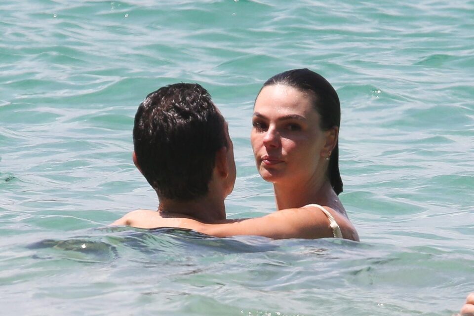 Isis Valverde e Marcus Buaiz curtem praia em Fernando de Noronha após casamento
