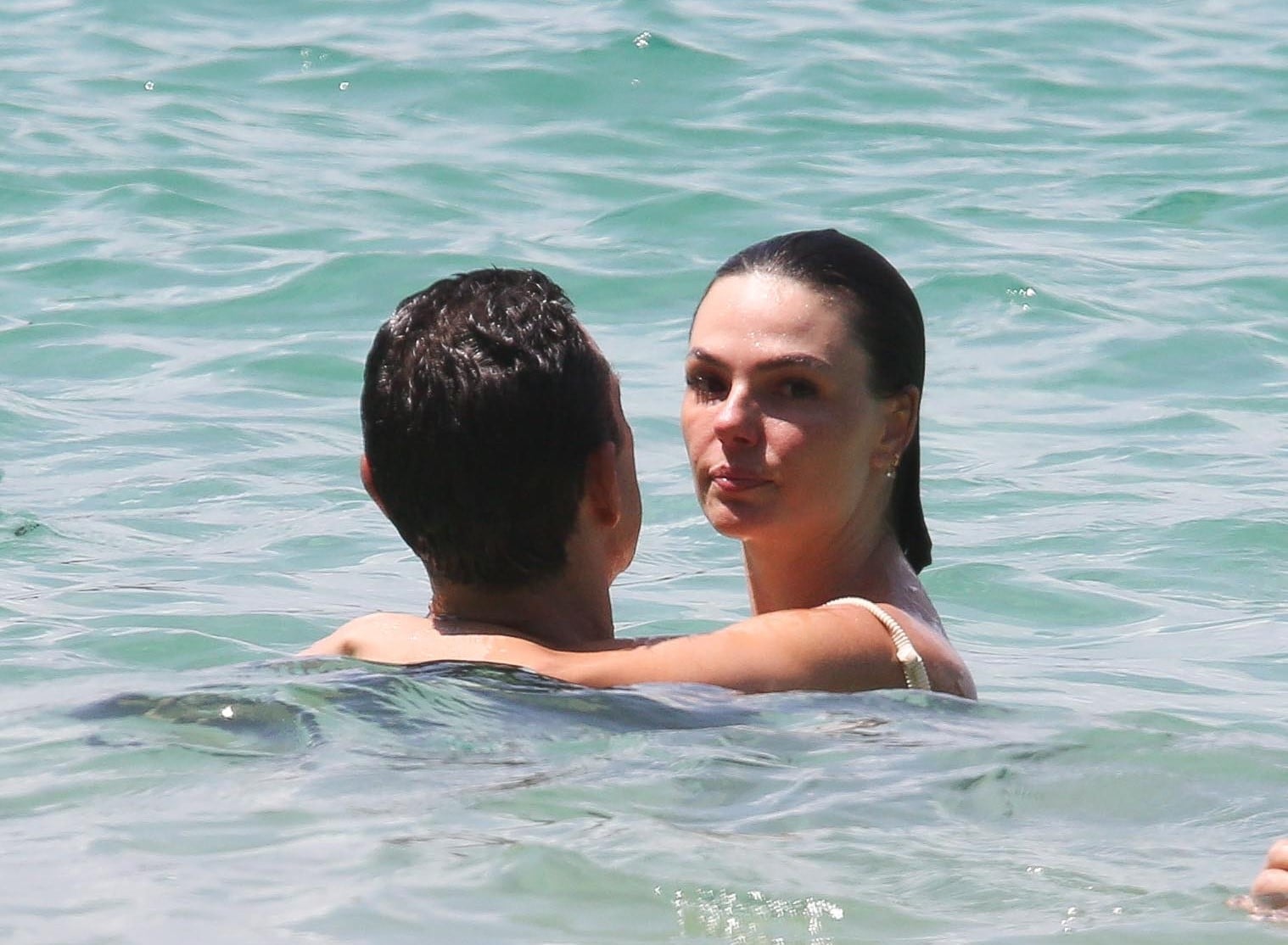 Isis Valverde e Marcus Buaiz curtem praia em Fernando de Noronha após casamento