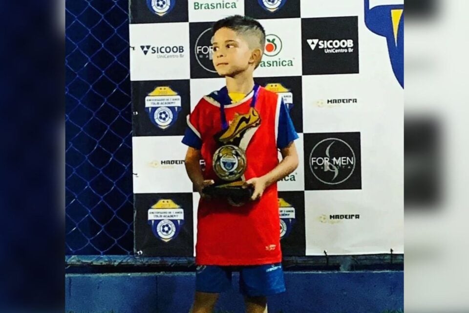 Miguel com o primeiro troféu, aos 6 seis anos, em Goiânia. Foto: Arquivo pessoal.