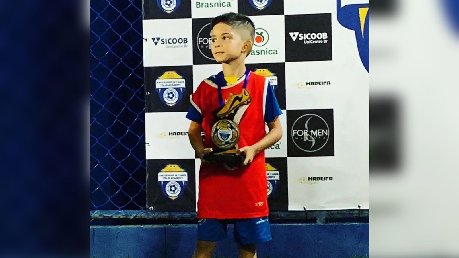 Miguel com o primeiro troféu, aos 6 seis anos, em Goiânia. Foto: Arquivo pessoal.