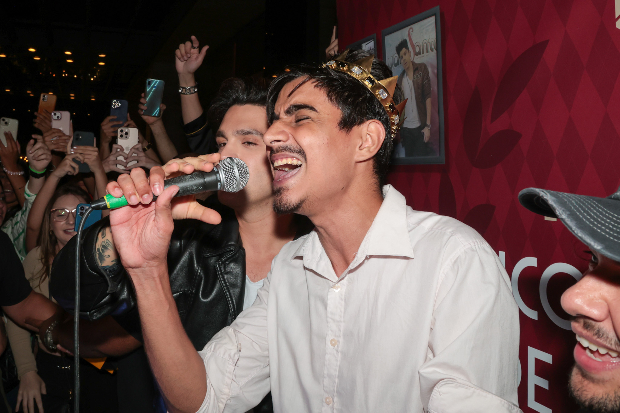 Luan Santana ao lado de um dos seus sósias (Foto: AgNews)