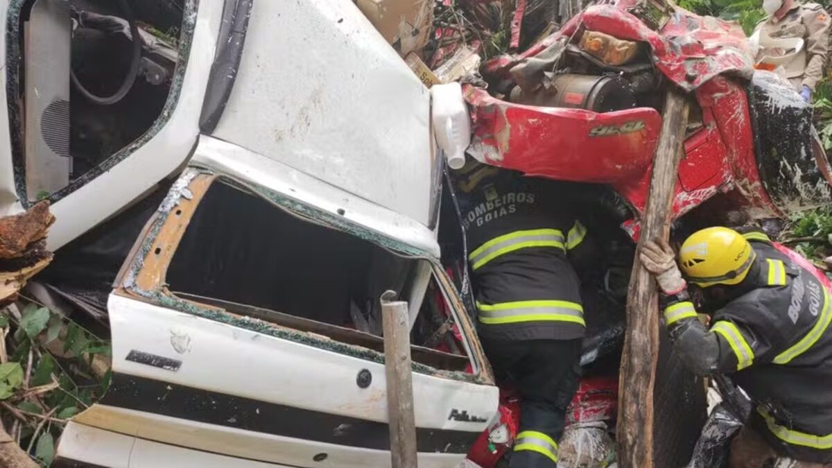 Acidente entre carro e caminhão de agrotóxico deixa dois mortos e rio em risco de contaminação