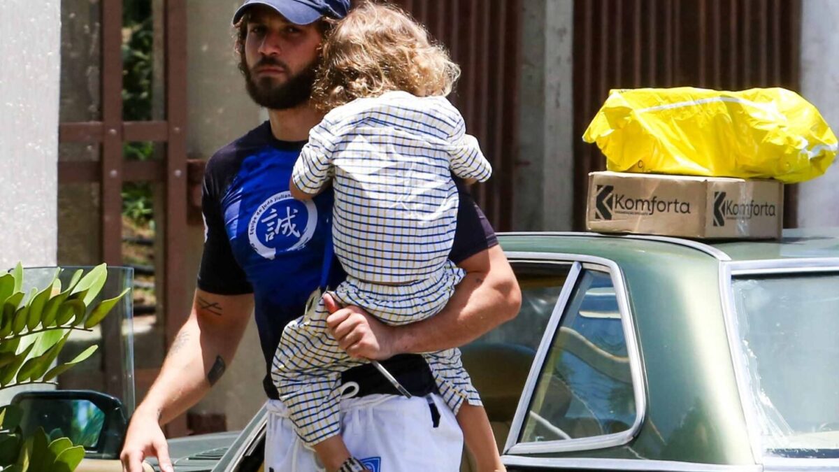 Chay Suede passeia com o filho José (Foto: AgNews)