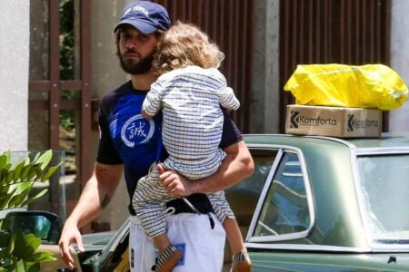 Chay Suede passeia com o filho José (Foto: AgNews)