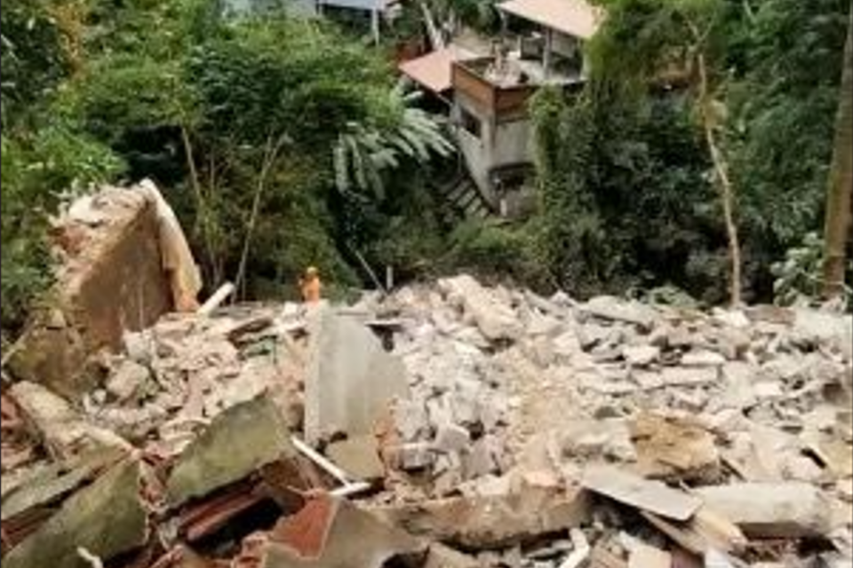 Casa de dois andares desabou em BH (Foto: Divulgação/Corpo de Bombeiros de Minas Gerais)