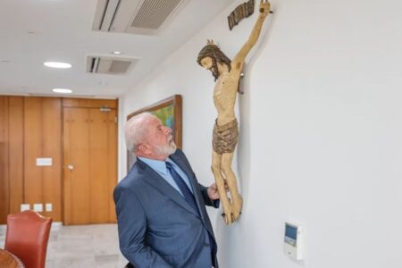 Lula "segue lúcido e orientado", e caminha pelo hospital