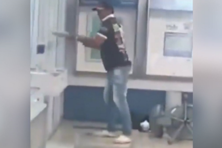 Homem é flagrado destruindo agência bancária (Foto: Reprodução/X)
