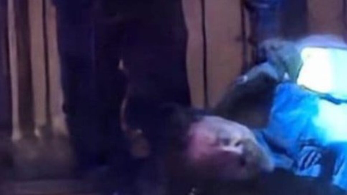 Carro invade mercado de Natal na Alemanha, mata ao menos 1 e fere 60