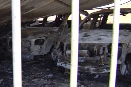 Garagem com aproximadamente 17 carros pega fogo (Foto: Reprodução/TV Anhanguera)