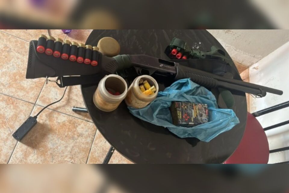 Mulher de 18 anos é presa com drogas e arma irregular em Bom Jesus de Goiás