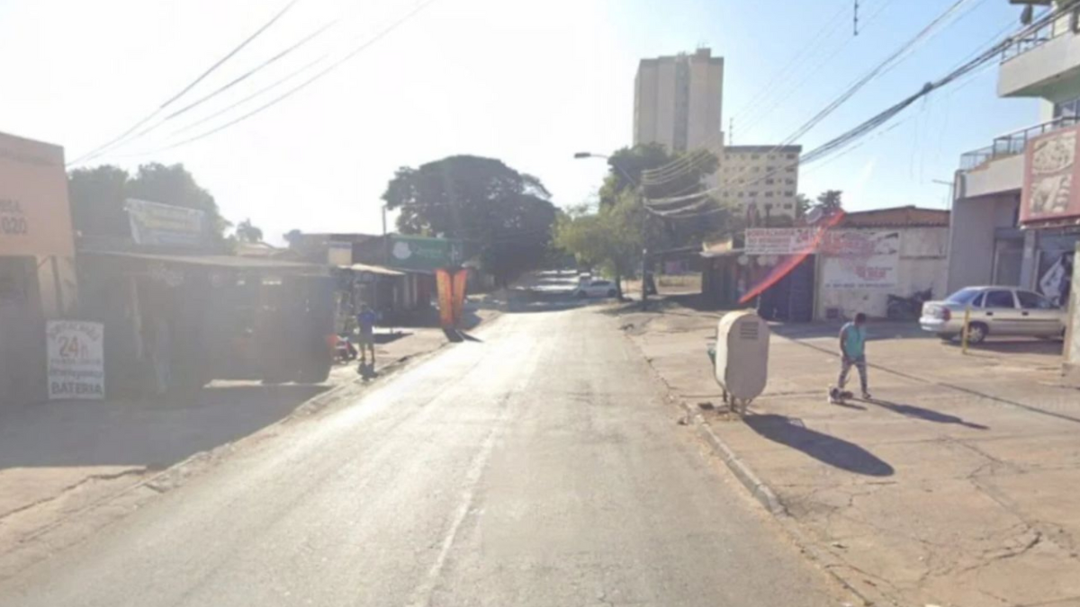 Imagem colorida mostra uma rua em Goiânia onde está localizada uma borracharia.