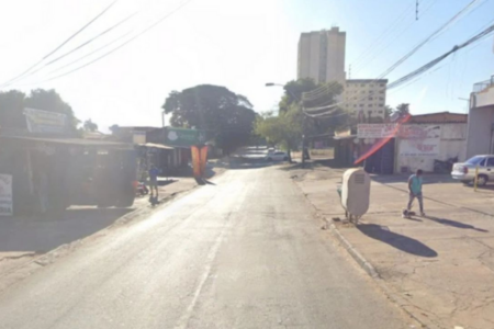 Imagem colorida mostra uma rua em Goiânia onde está localizada uma borracharia.