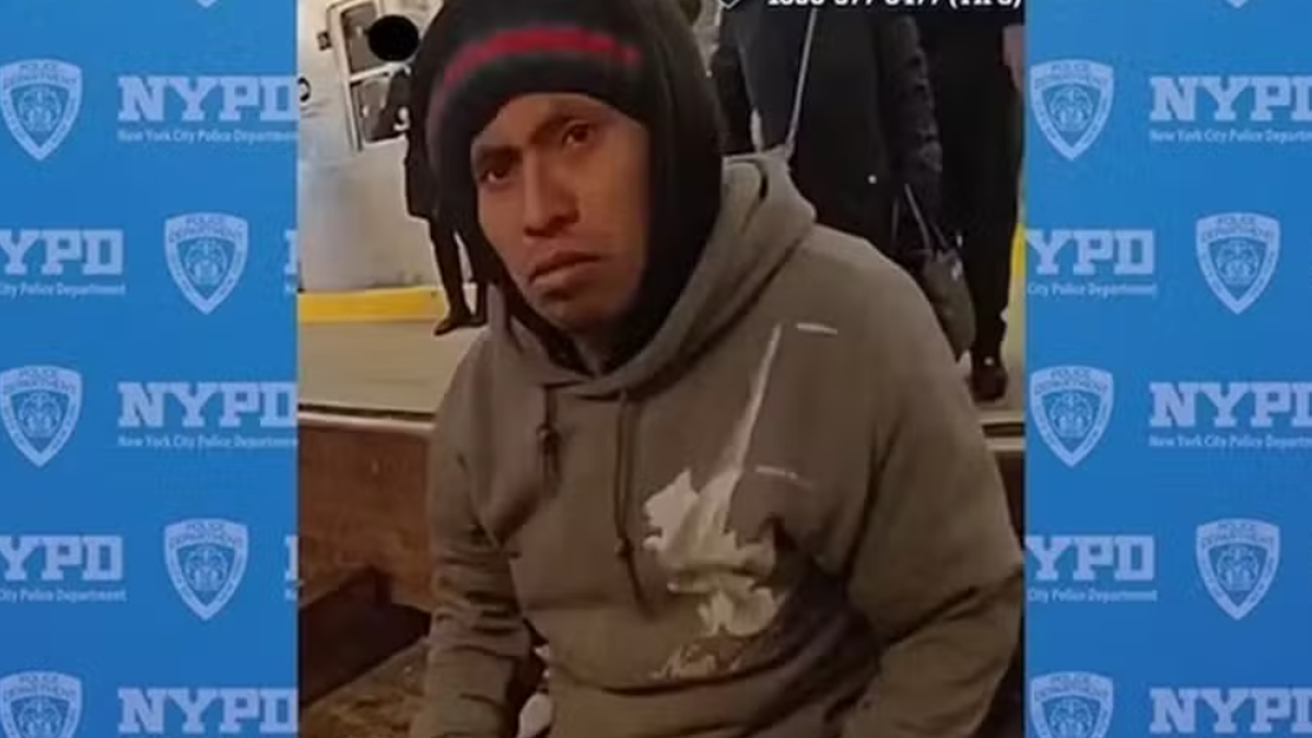 Segundo a polícia, suspeito usou isqueiro para atear fogo na vítima Foto: Reprodução/NYPD