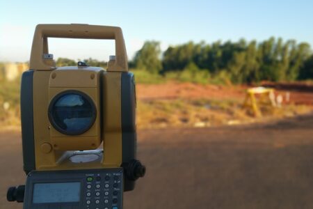 Construtora que reduziu salário de topógrafo é condenada em R$ 300 mil de diferenças salariais