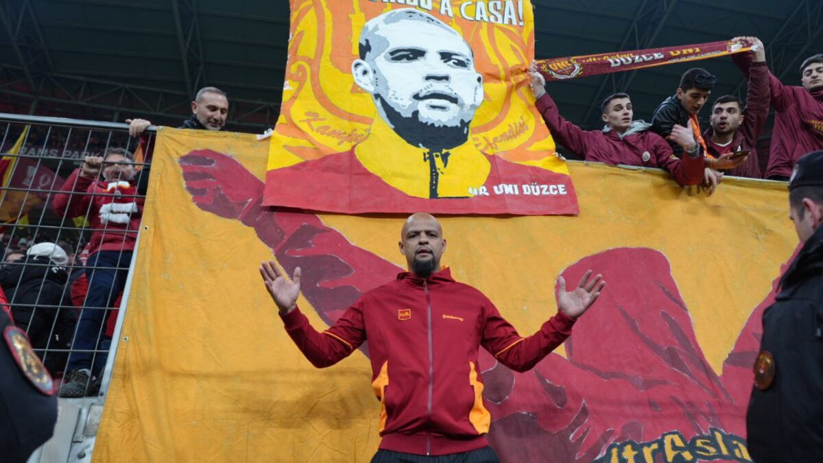 Felipe Melo em frente à bandeira do Galatasaray (Foto: Reprodução)