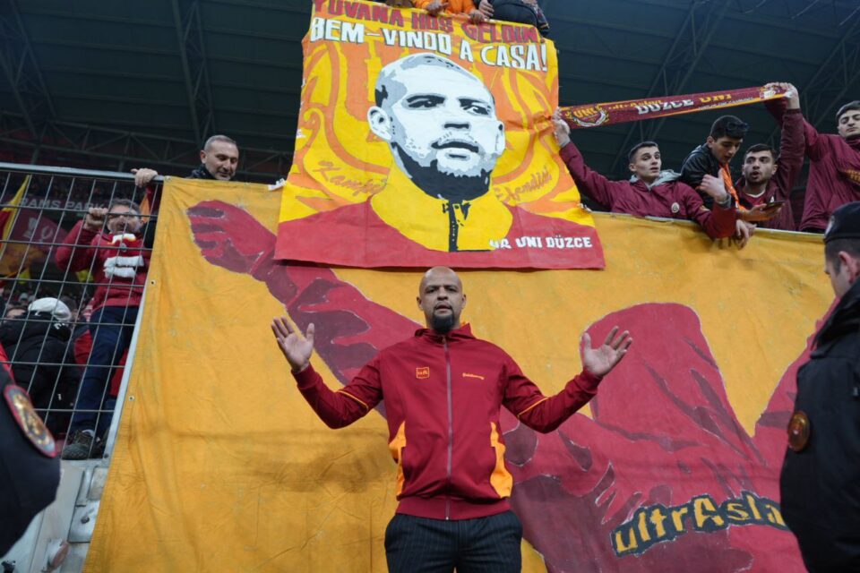 Felipe Melo em frente à bandeira do Galatasaray (Foto: Reprodução)