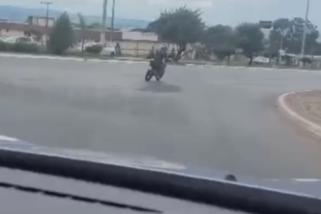 Motociclista em fuga acabou pelo pela PM em Senador Canedo (Foto: Reprodução)