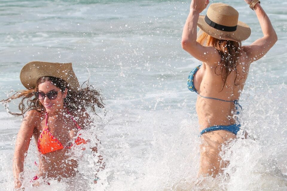 Ex-BBB Maria amarra biquíni de Deborah (Foto: AgNews)