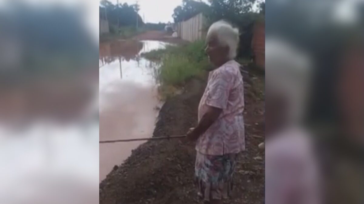 Idosa 'pesca' na rua para protestar contra alagamentos em Anápolis