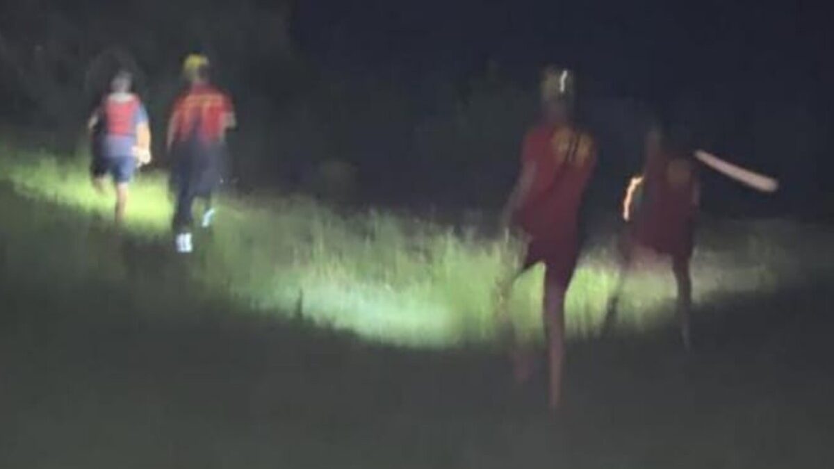 Carro cai de ponte durante enchente e deixa duas pessoas feridas, em Itapuranga