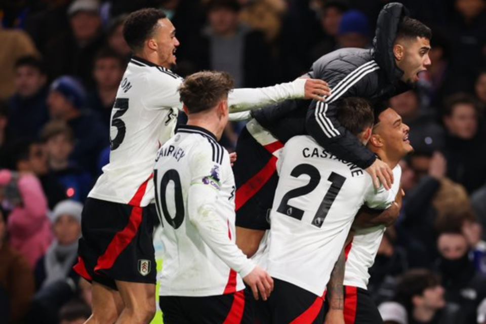 Jogadores do Fulham comemoram gol contra o Chelsea
