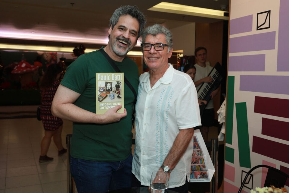 Paulo Betti recebe famosos durante lançamento de seu livro no Rio de Janeiro