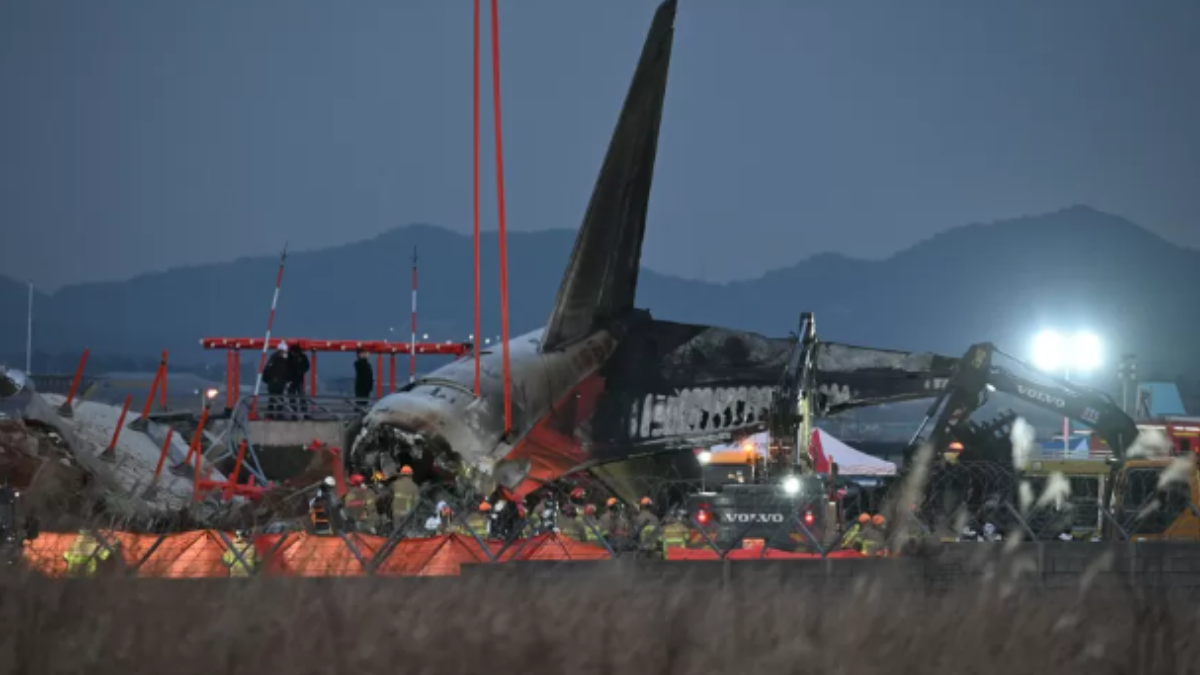 Imagem do avião destruído após a explosão