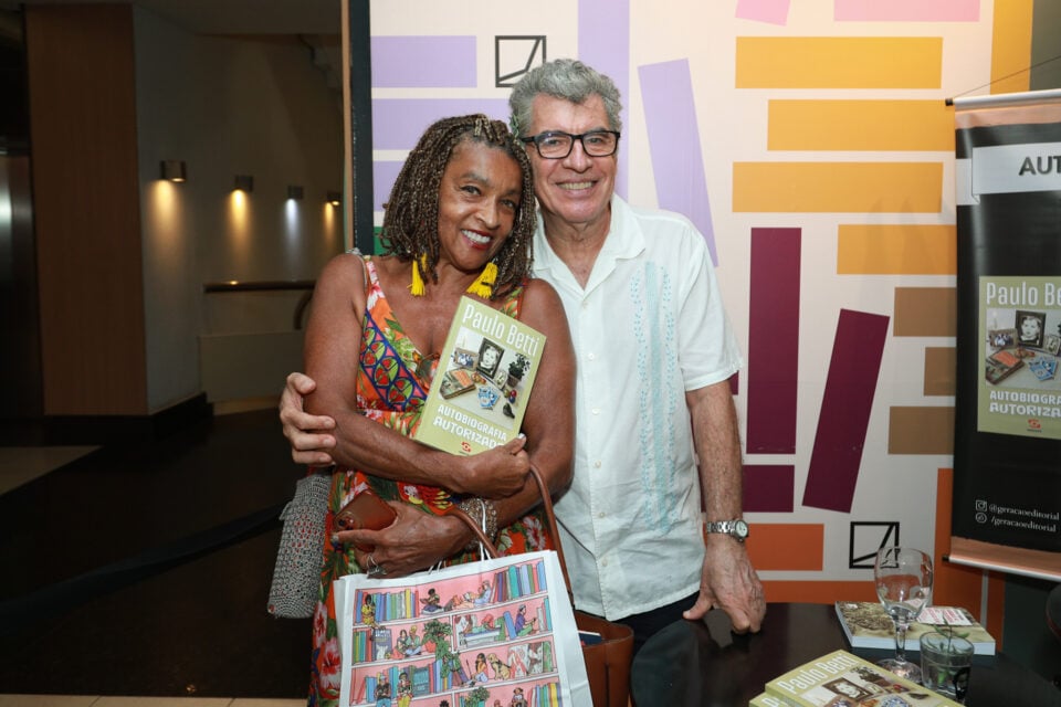 Paulo Betti recebe famosos durante lançamento de seu livro no Rio de Janeiro