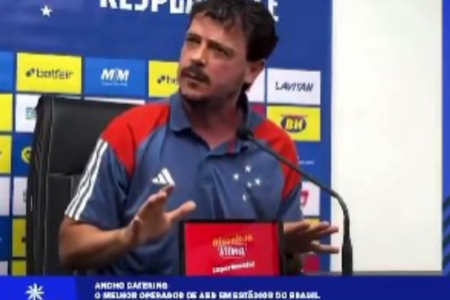 Fernando Diniz, em coletiva de imprensa após jogo do Cruzeiro (Foto: Reprodução)