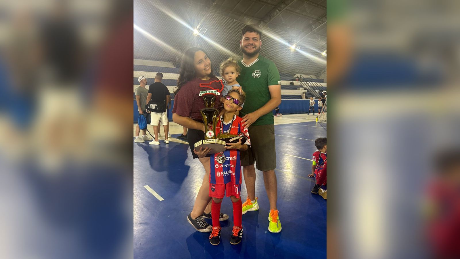 Miguel Augusto com a mãe Giovana Oliveira e o pai Matheus Oliveira, logo após título catarinense. Foto: Arquivo pessoal.