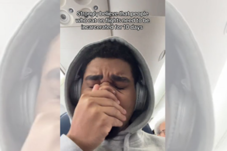 Passageiro reclama do cheiro de atum dentro de avião (Foto: Reprodução)