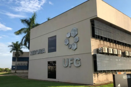 Imagem colorida mostra o lado de fora do prédio da reitoria da Universidade Federal de Goiás (UFG)