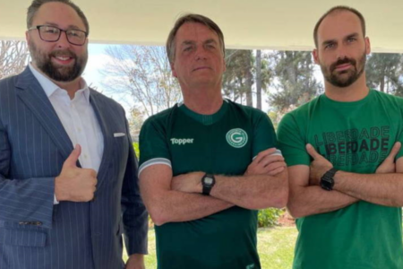 Jason Miller, conselheiro de Trump, ao lado de Jair e Eduardo Bolsonaro (Foto: redes sociais)