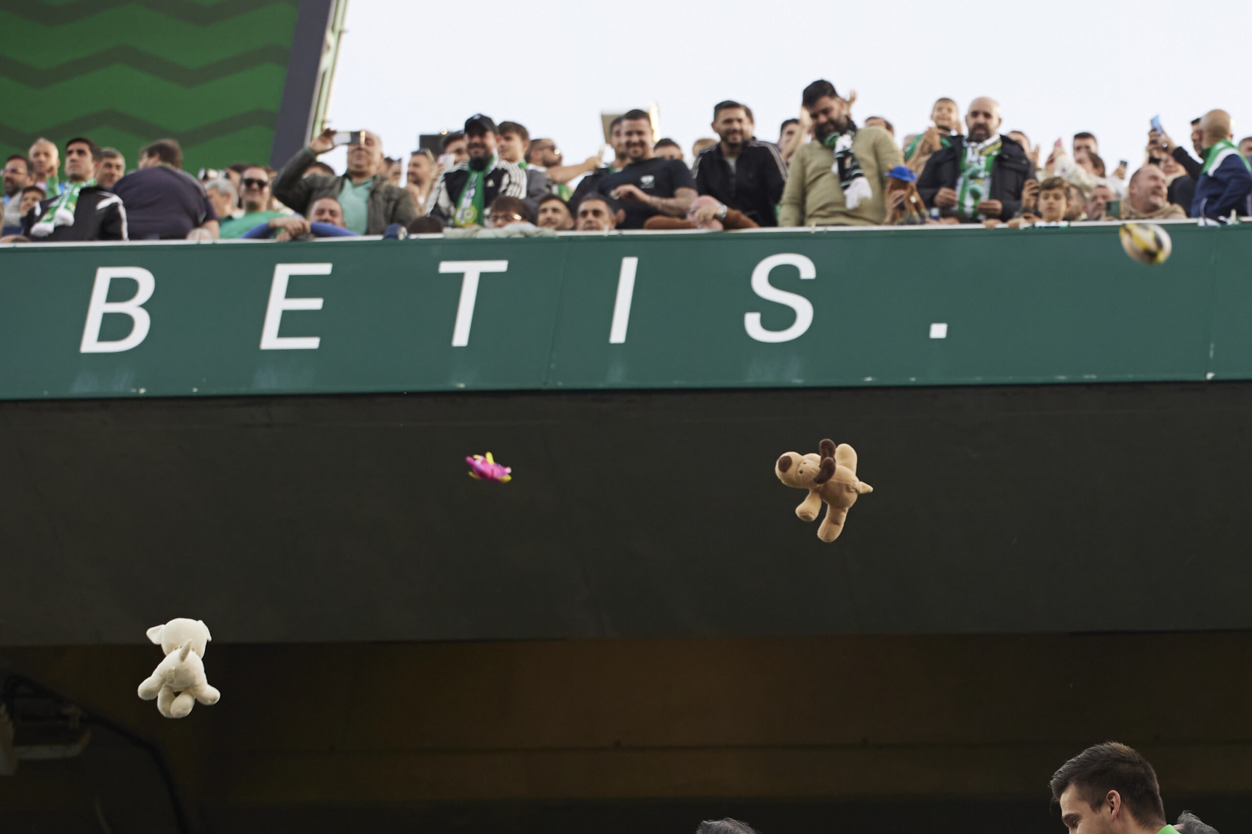 Torcida do Bétis arremessa pelúcias em ação de Natal. Foto: Reprodução/X