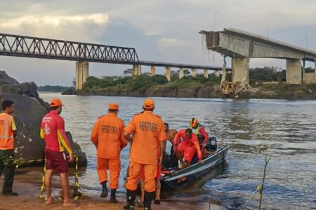 Sobe para seis número de mortos após queda de ponte; 11 estão desaparecidos Corpos foram encontrados na tarde desta quarta (25)