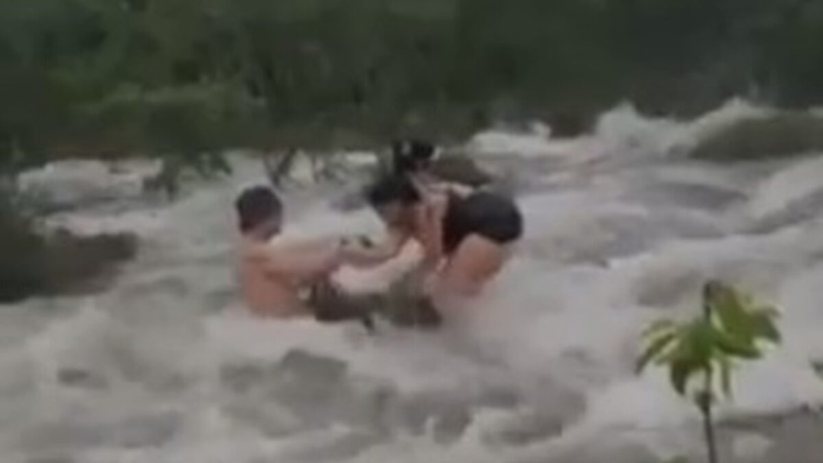 Turistas são surpreendidos por cabeça d’água em cachoeira na Chapada dos Veadeiros vídeo Uma pessoa registrou o desespero dos visitantes