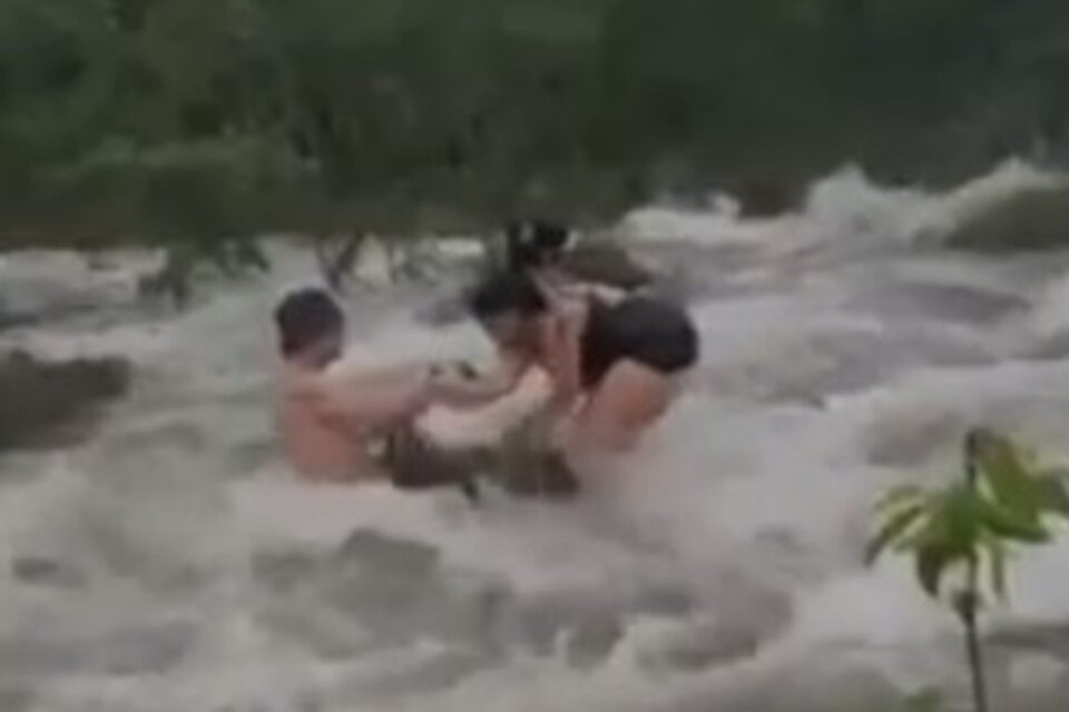 Turistas são surpreendidos por cabeça d’água em cachoeira na Chapada dos Veadeiros vídeo Uma pessoa registrou o desespero dos visitantes